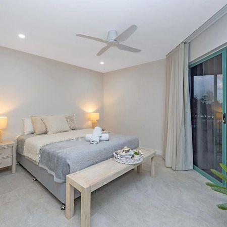 Stylish Beachfront Apartment Stunning Views Таунсвил Екстериор снимка